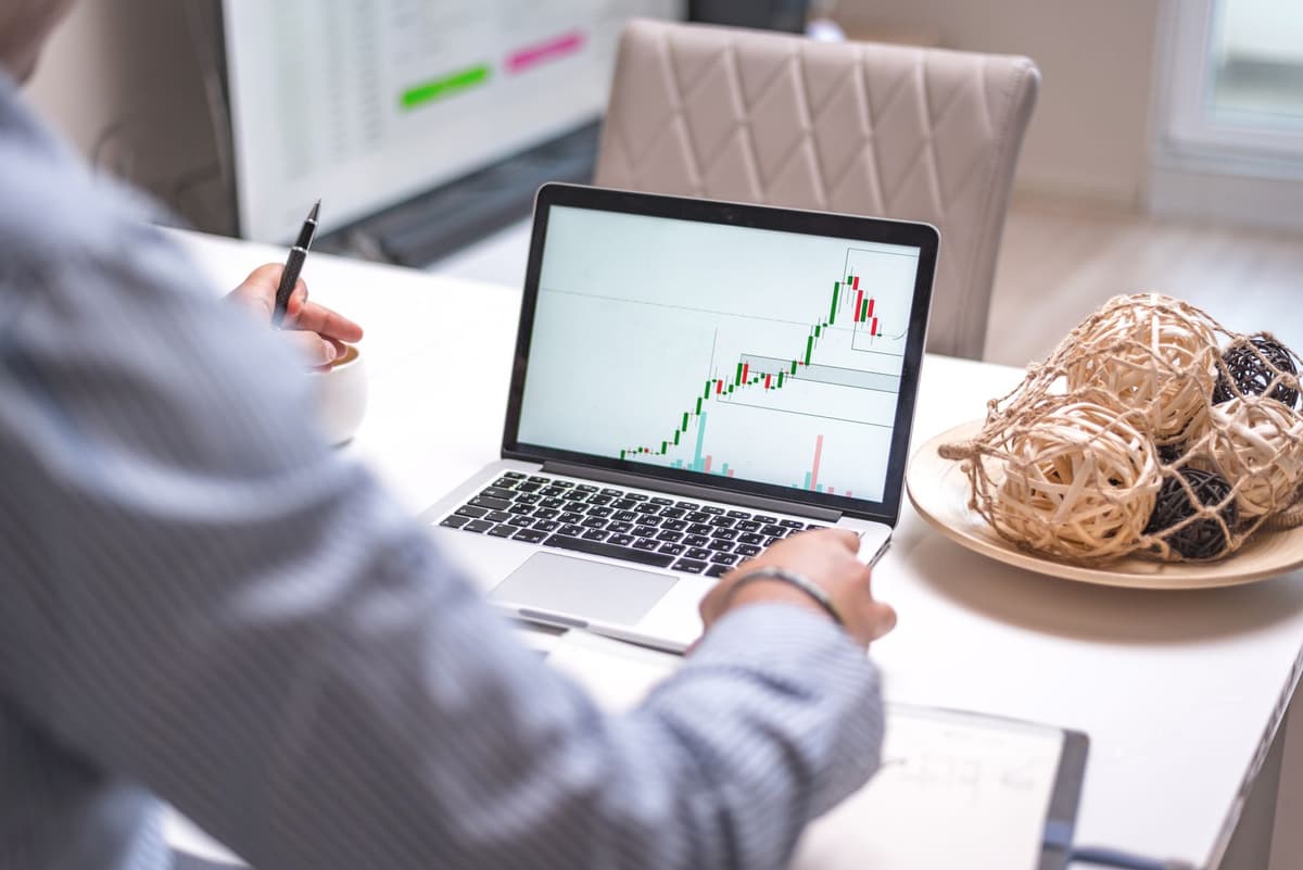 Altcoin Playbook 2026: On-Chain Wallet Tracking and Liquidity Essentials