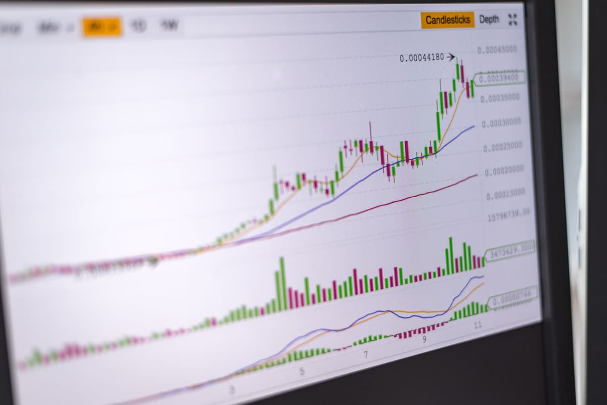On-Chain Patterns: Tracking Whale Accumulation Before Narratives Ignite in 2026
