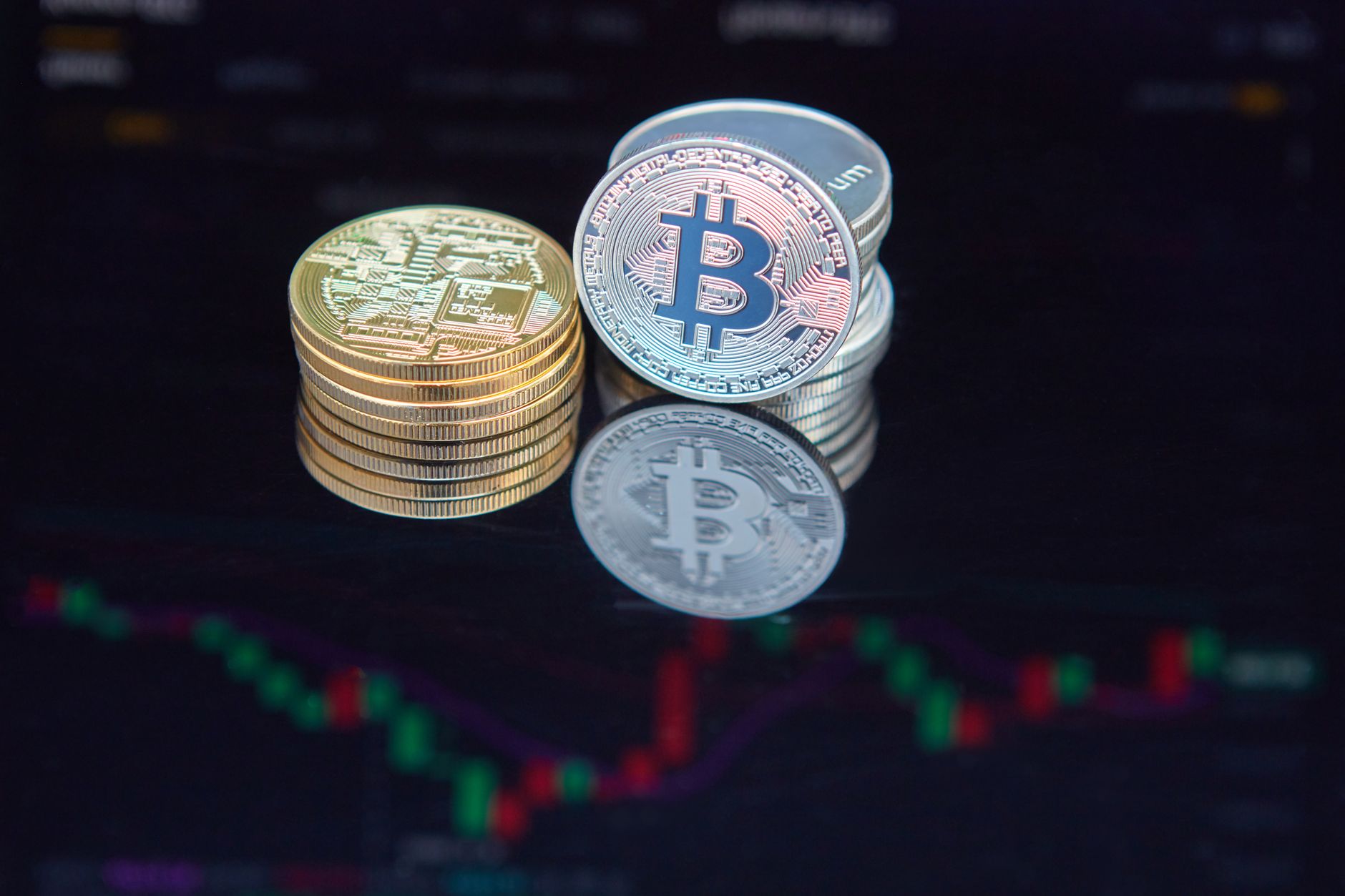 Ilustrasi: Close-up of bitcoin coins reflecting on a screen with financial market data, highlighting digital currency trend.