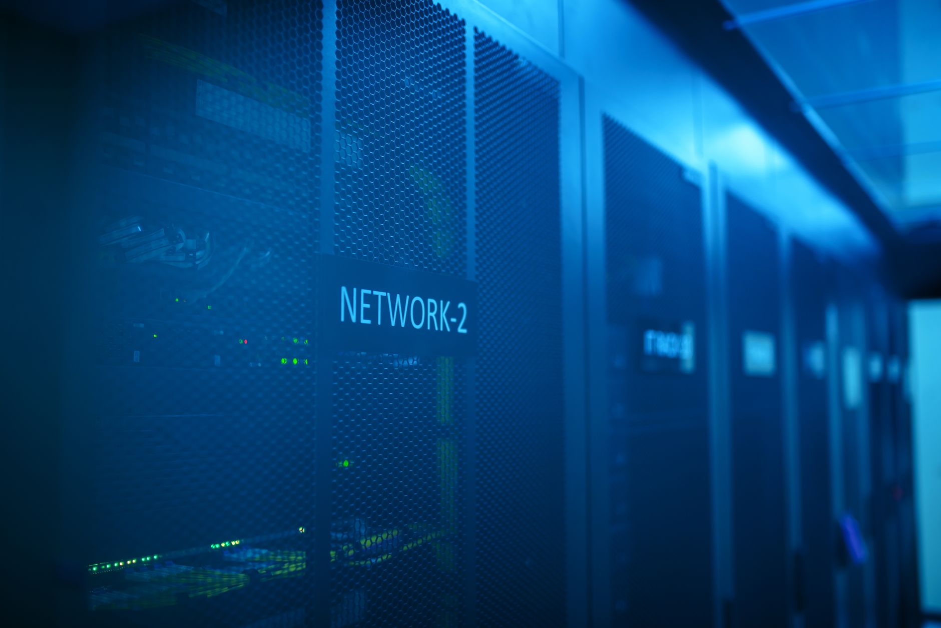 Ilustrasi: A modern server room featuring network equipment with blue illumination. Ideal for technology themes.