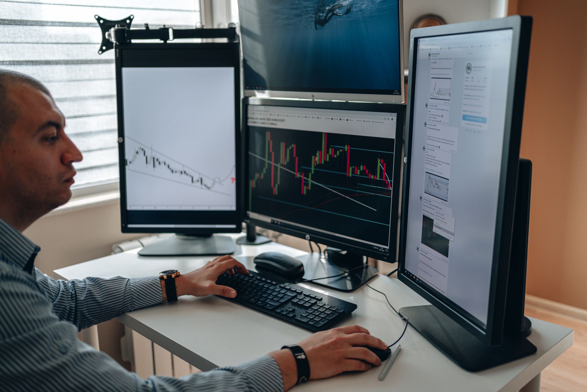 Ilustrasi: A professional in an office analyzing financial charts on multiple monitors, using advanced technology.