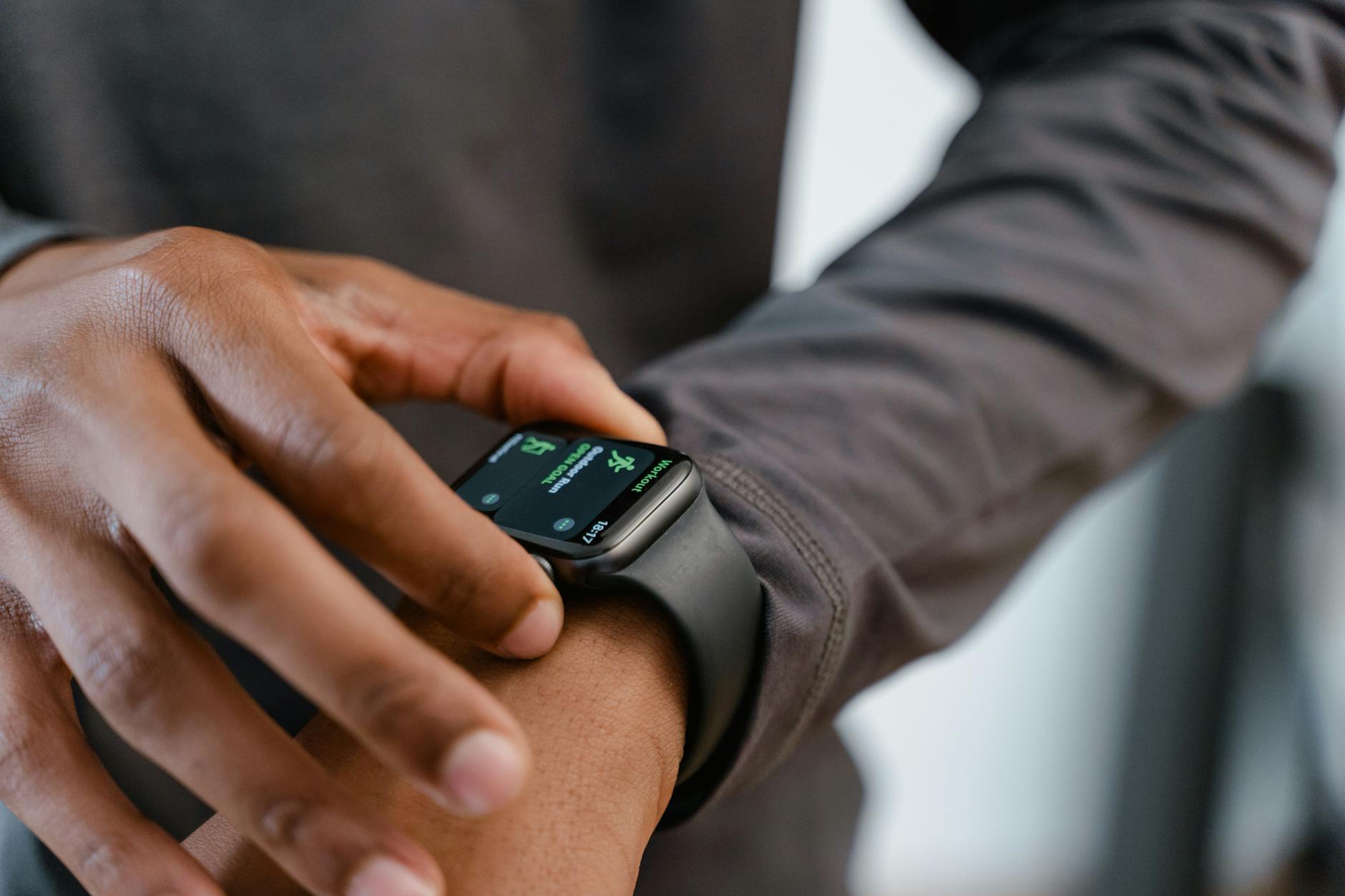 Ilustrasi: A detailed view of a smartwatch tracking fitness on a person's wrist.