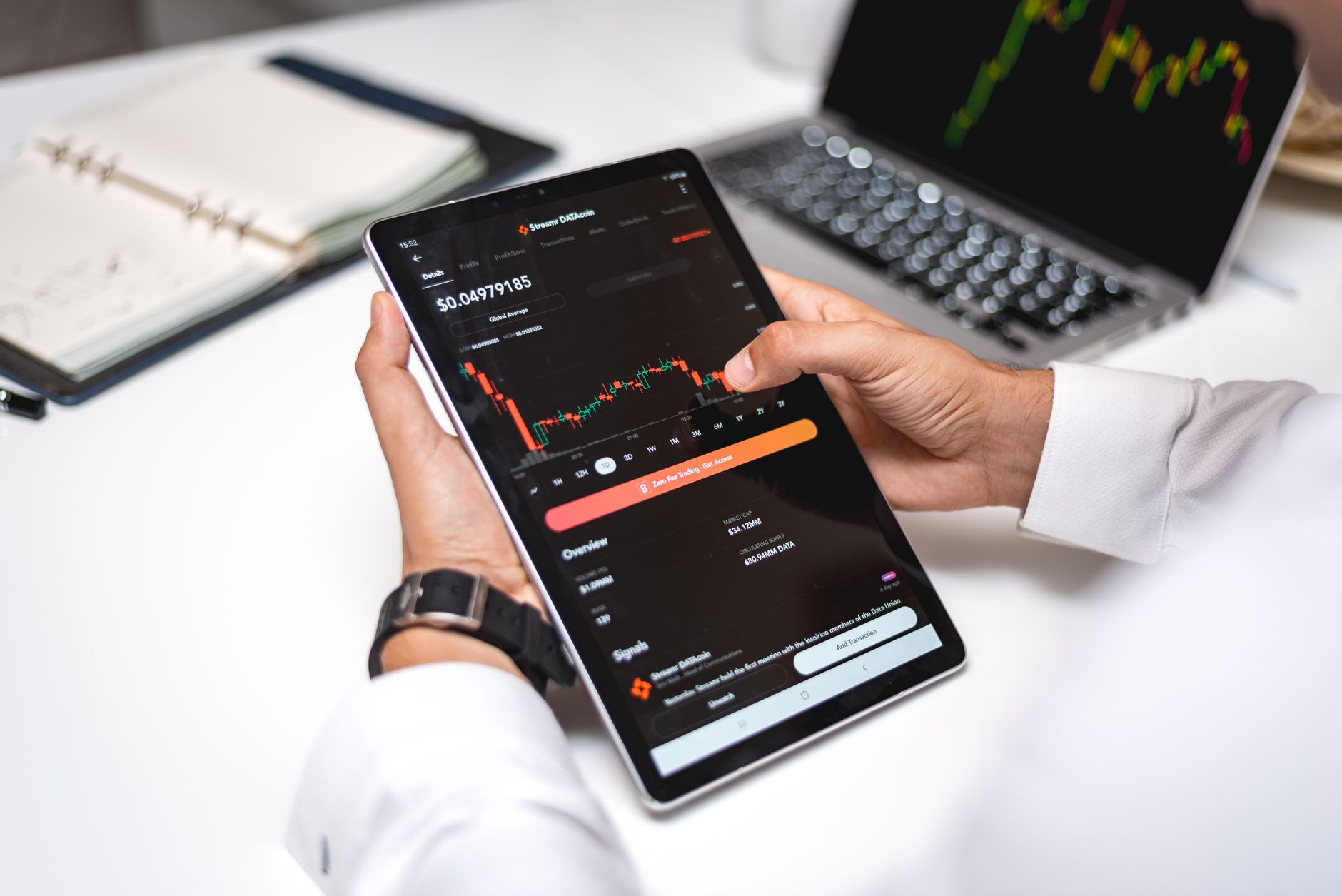 Ilustrasi: Professional analyzing cryptocurrency market data on a digital tablet with financial graphs.
