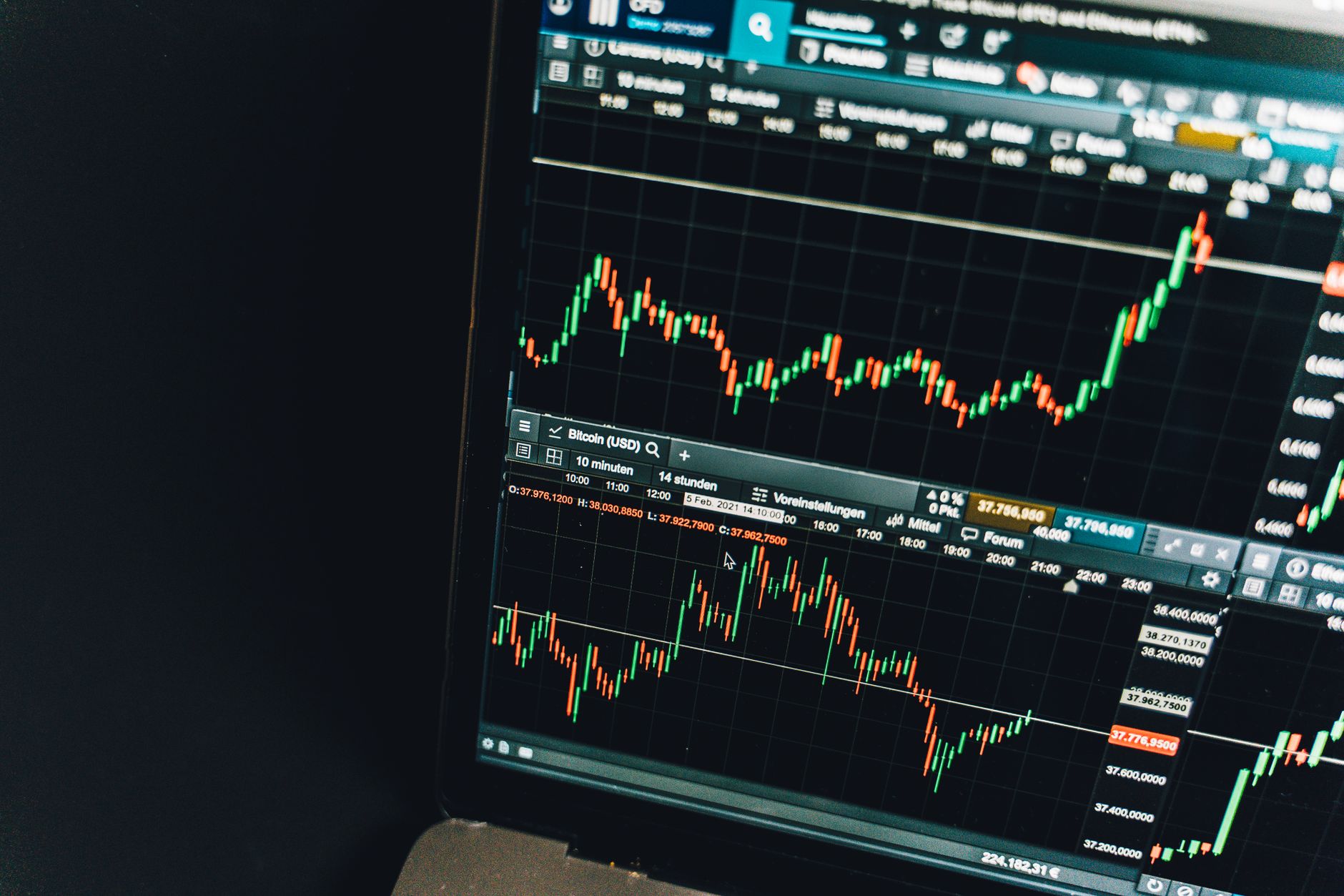 Ilustrasi: Close-up of a live cryptocurrency trading chart screen displaying dynamic market trends and analysis.